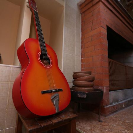 Feola Albergue Kutaisi Exterior foto