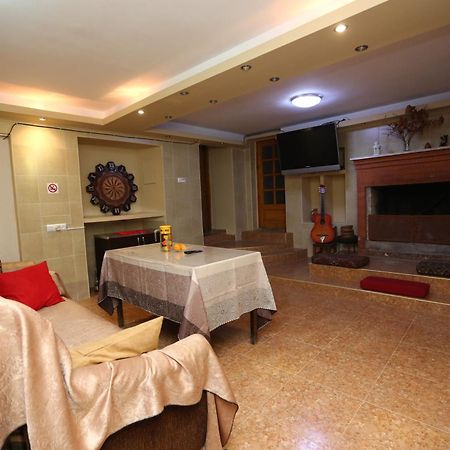 Feola Albergue Kutaisi Exterior foto