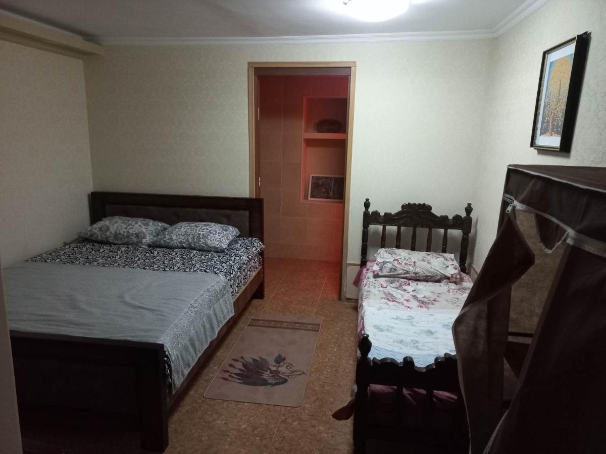 Feola Albergue Kutaisi Exterior foto