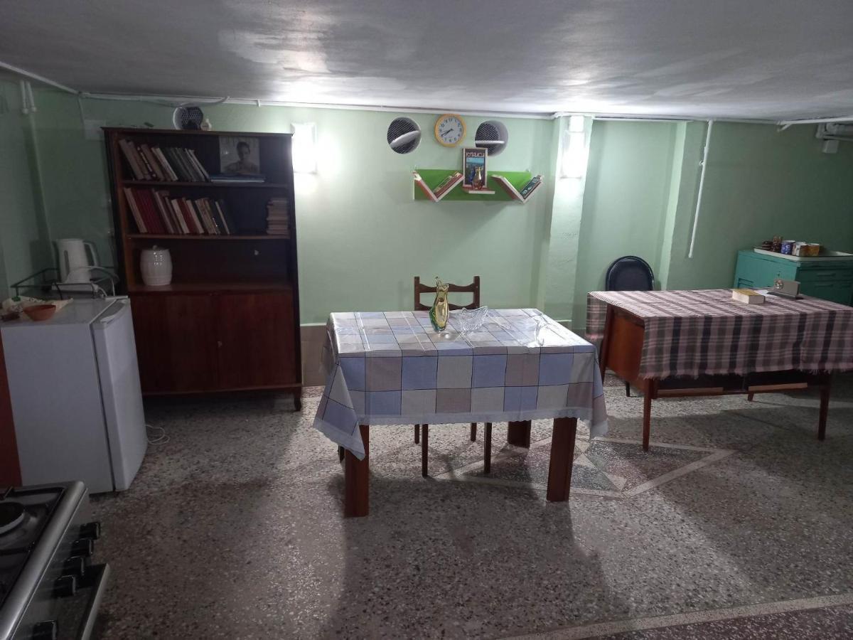 Feola Albergue Kutaisi Exterior foto