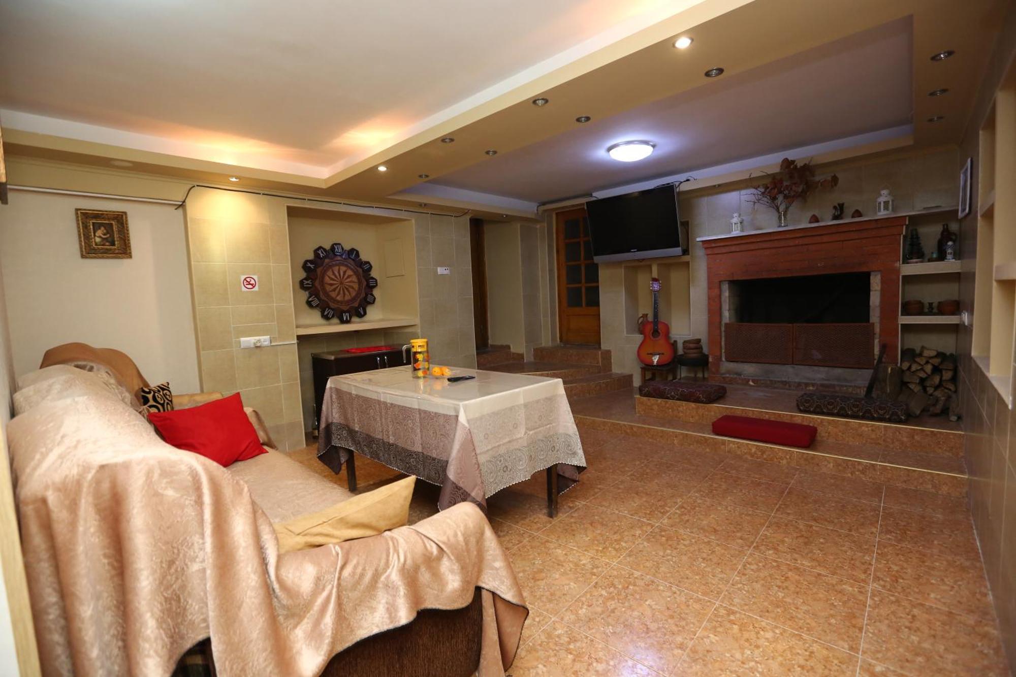 Feola Albergue Kutaisi Exterior foto