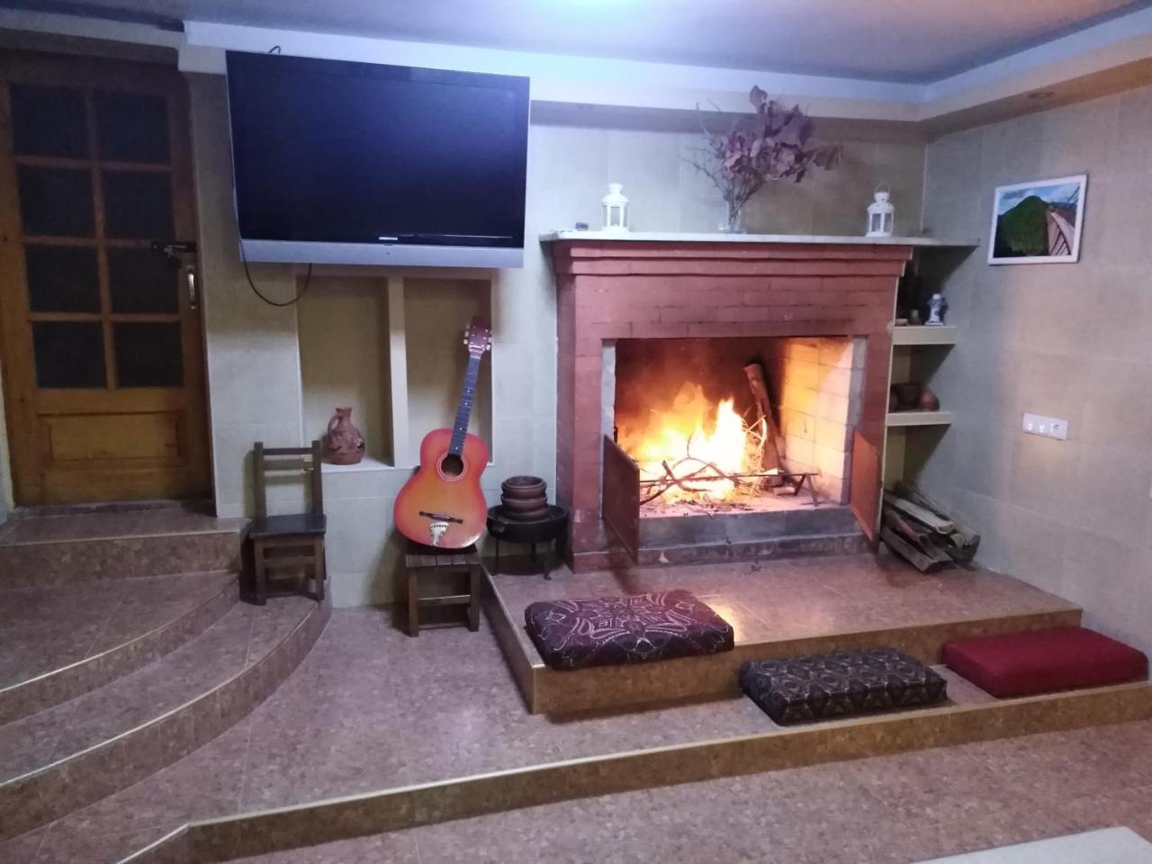 Feola Albergue Kutaisi Exterior foto