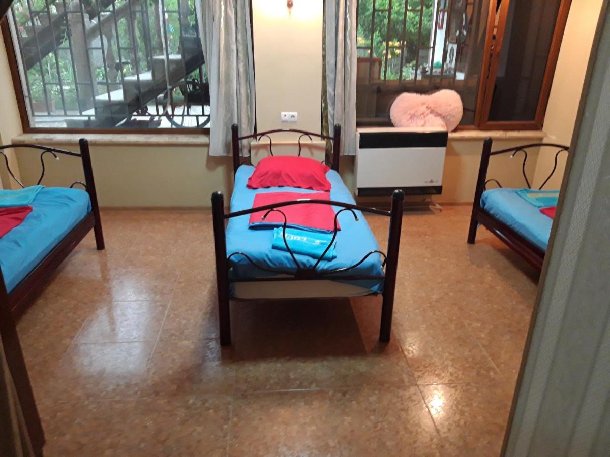 Feola Albergue Kutaisi Exterior foto